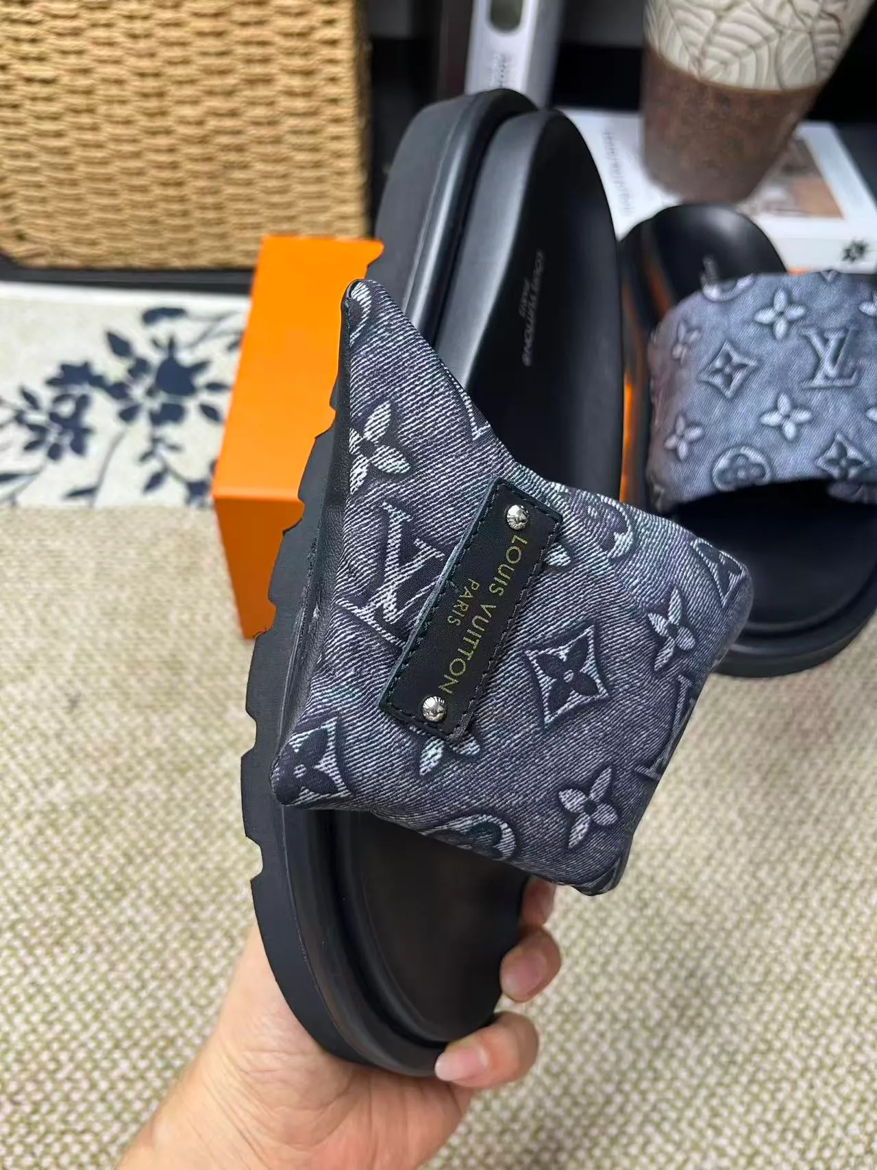 P340 [New Style] [LOUIS VUITTON] Louis Vuitton, LV printing, men's and women's slippers are now on the market, packed in drawer boxes with cloth bags and cards, the upper pattern looks very soft and waxy, and is a super versatile leg slimming tool. Fabric: imported denim/canvas/old fabric, LV hardware LOGO, official website pattern printing, comfortable to wear, feet: high-elastic PU water table. Sole: foam sole, heel height: about 5cm. Code number: 35-46, 35, 45, 46 are custom-made and non-returnable. Color: multiple colors and styles available.